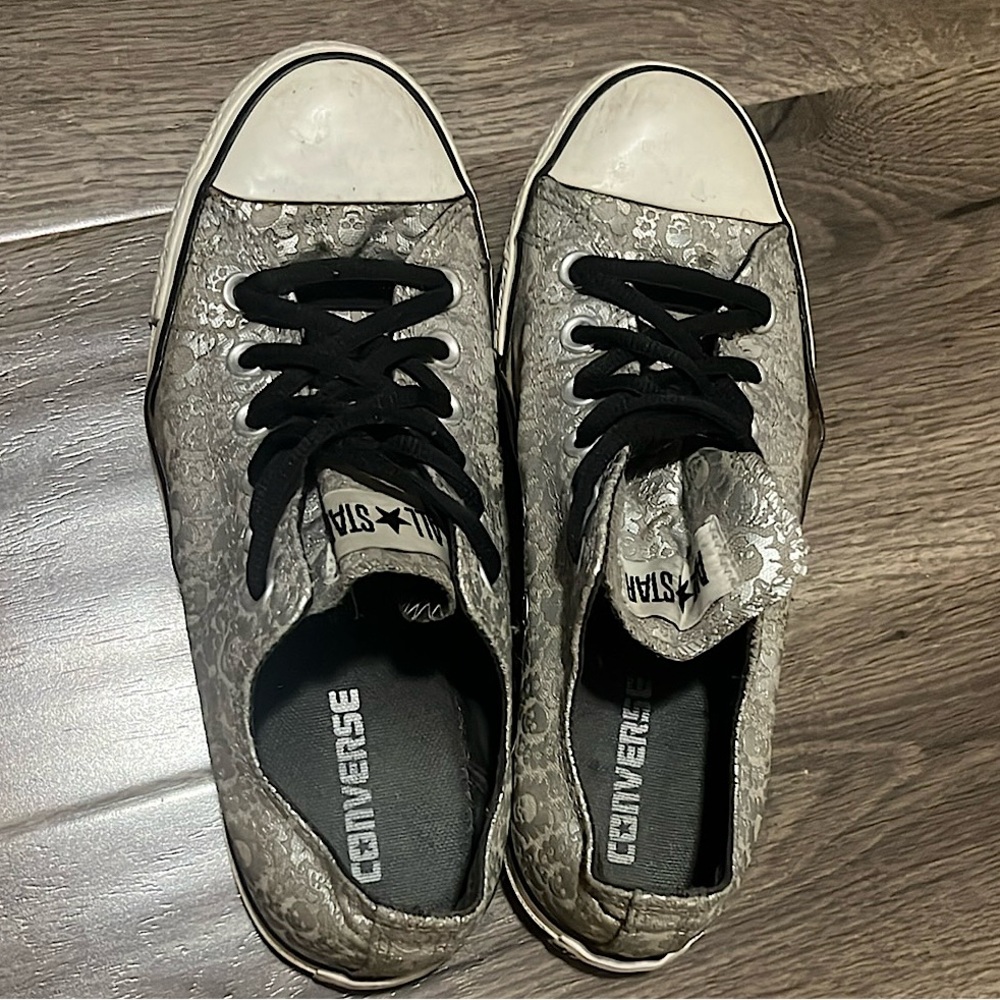 Rare Converse Women's Silver Skull Patterned Sneakers Wm 8